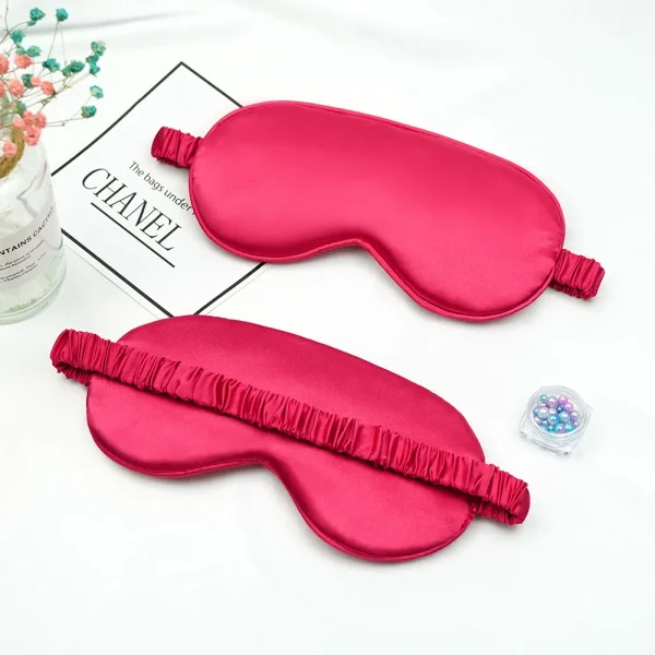 masque de nuit en soie rouge