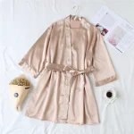 peignoir en soie beige