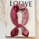 foulard élégant en soie rouge