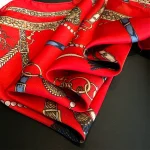 écharpe en soie rouge