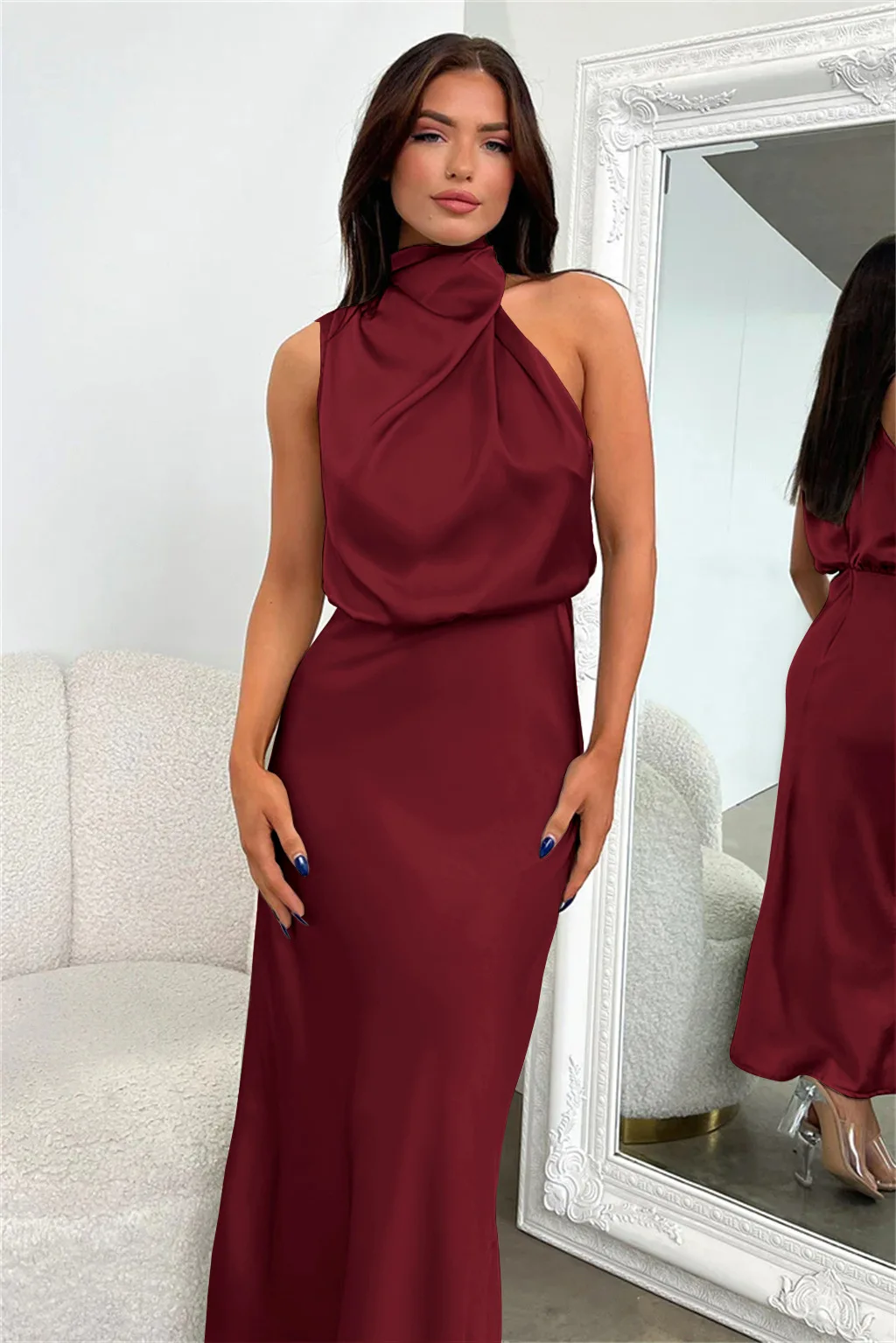 robe rouge en soie avec décolleté