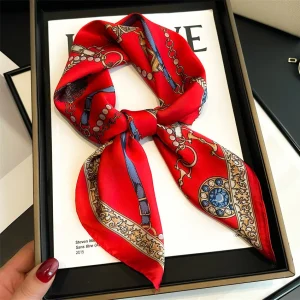 foulard en soie rouge