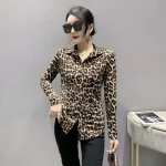 chemise chic léopard en soie