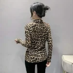 chemise en soie motif léopard