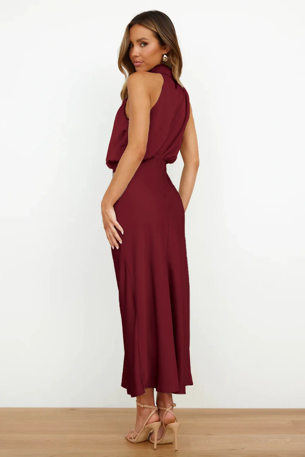 tenue chic robe en soie rouge