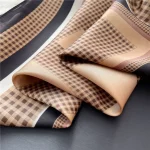 accessoire de mode foulard en soie marron