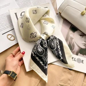 foulard chic blanc en soie