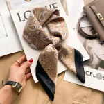 foulard en soie marron élégant