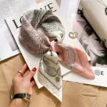 foulard chic élégant en soie
