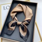 foulard chic en soie marron